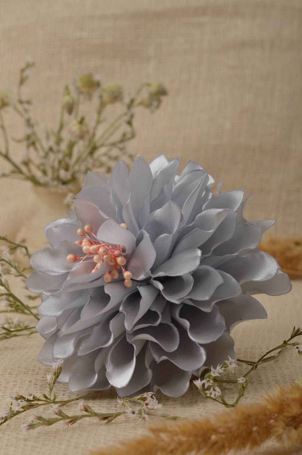 Handmade Schmuck Brosche Haarspange Blume Haar Accessoires graue Chrysantheme  foto 1