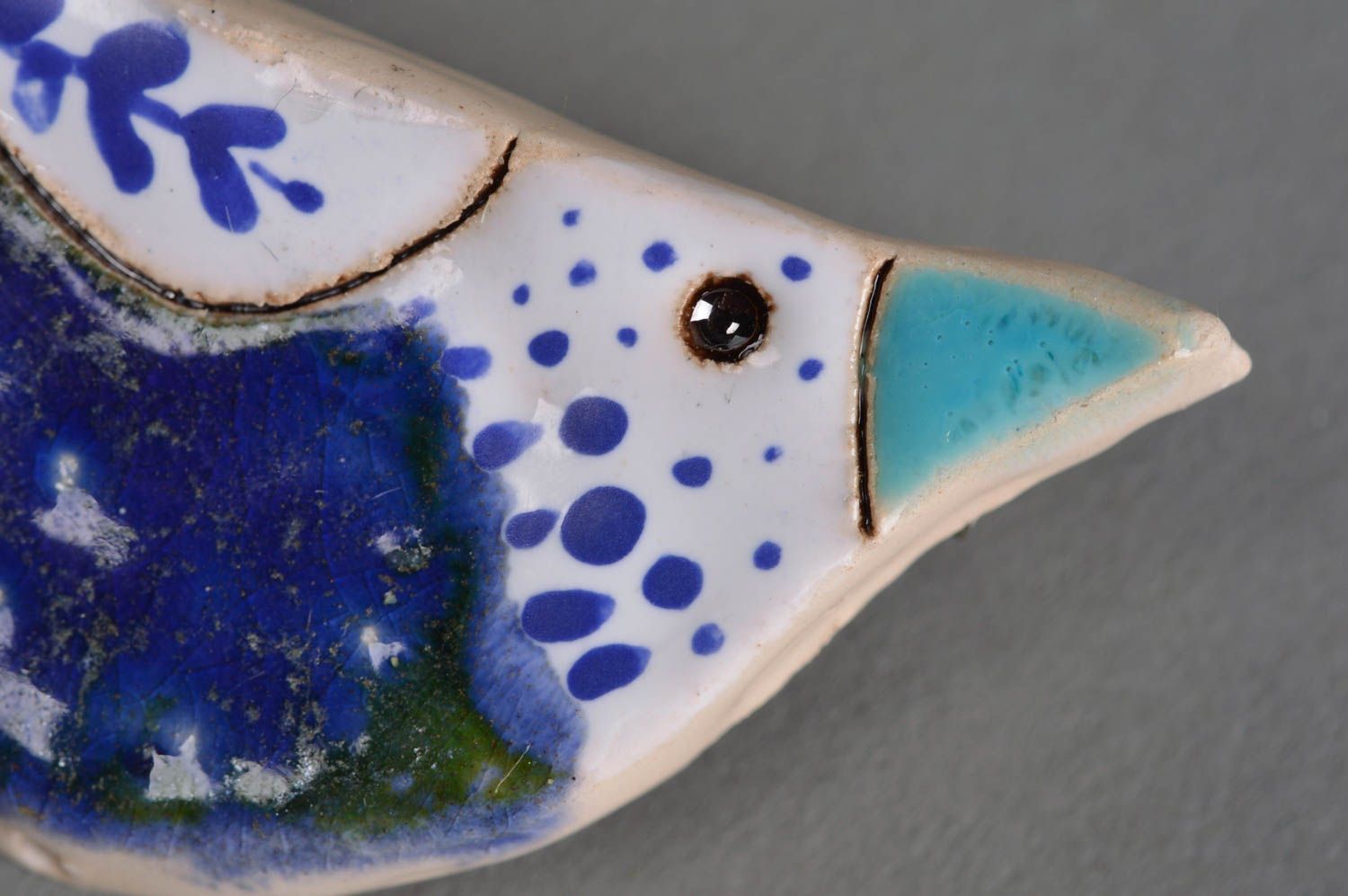 Авторская глиняная брошь в виде птички синяя на булавке ручной работы небольшая фото 2