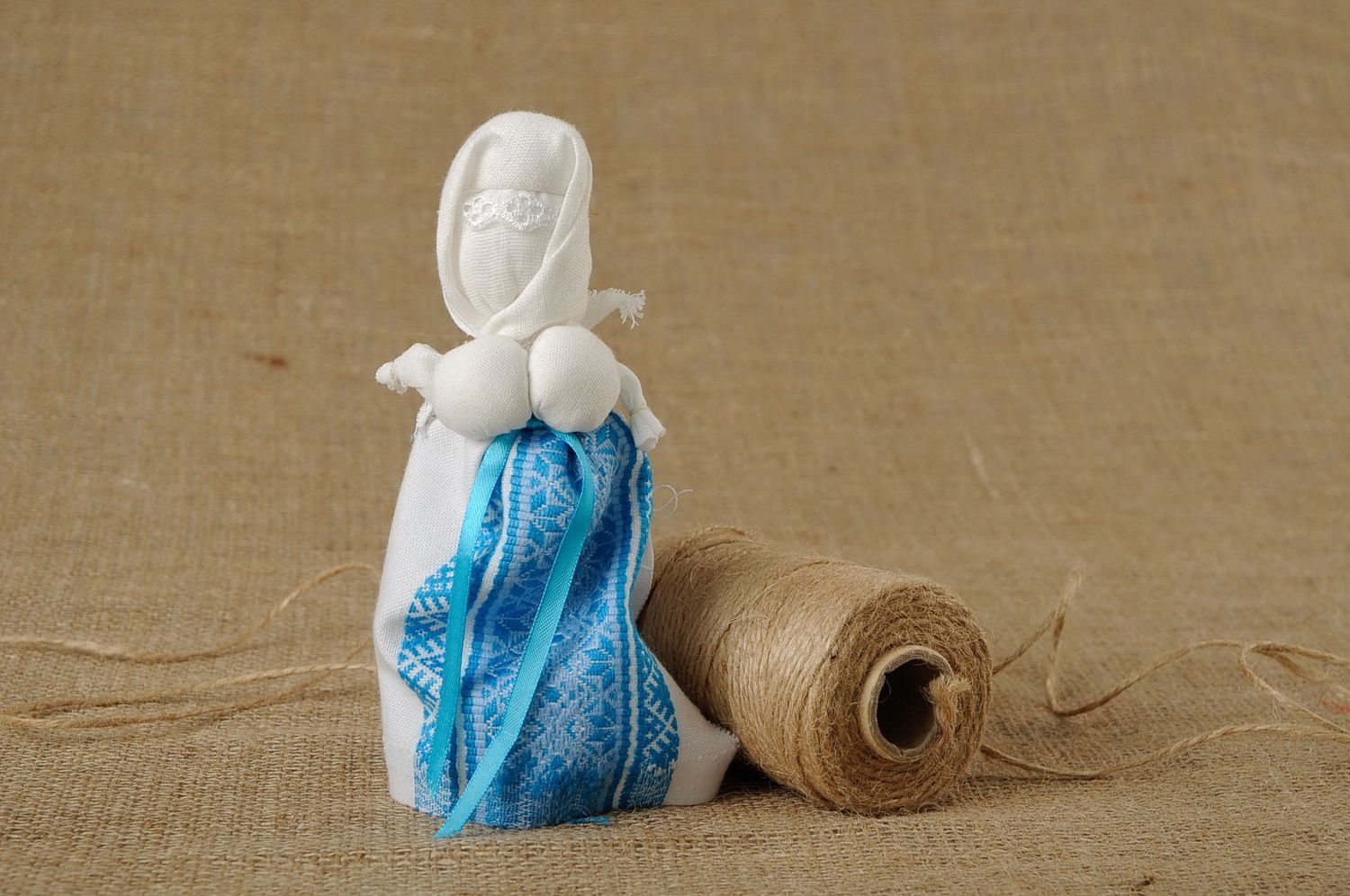 Bambola di stoffa fatta a mano amuleto talismano giocattolo slavo etnico foto 1