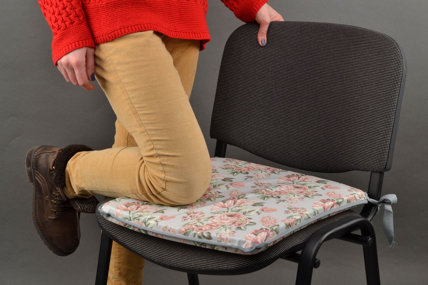 Плоская подушка на стул с цветочным принтом фото 1