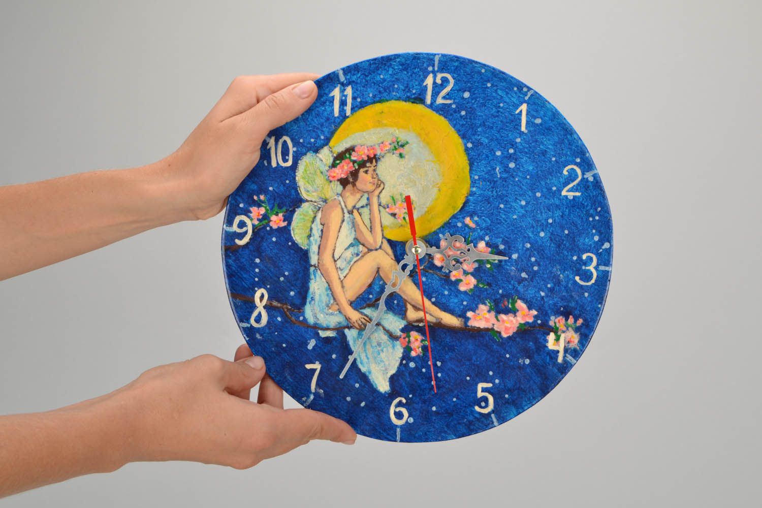 Relógio de parede feito à mão de papelão e pintado com acrílico Fada da Lua cheia foto 2