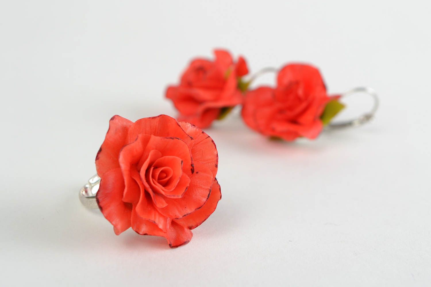Schmuckset mit Blumen in Rot Ohrringe und Ring aus kaltem Porzellan handmade  foto 3