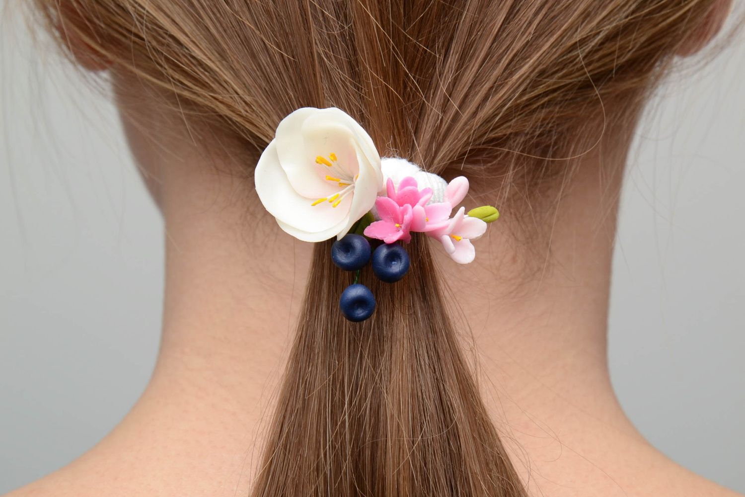 Élastique pour cheveux avec fleurs en pâte polymère photo 5