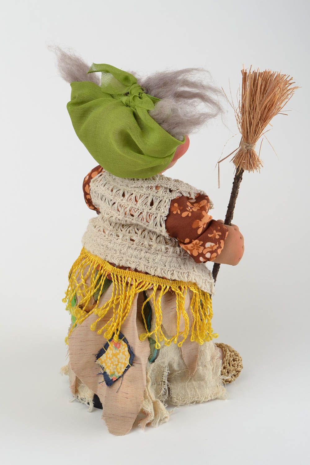 Игрушка кукла из ткани Баба яга с метлой смешная необычная небольшая хэнд мейд фото 5