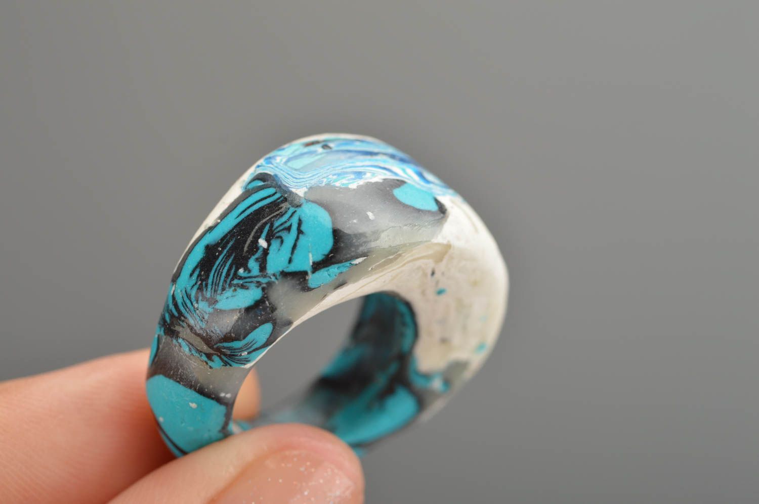Massiver origineller handgemachter Ring aus Polymerton in Weiß und Blau für Dame foto 2