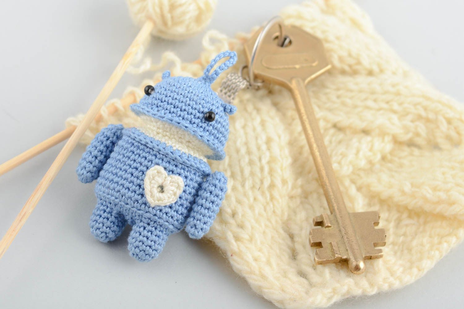Handmade kleiner gehäkelter Schlüsselanhänger aus Stoff Amigurumi Figur blau  foto 1