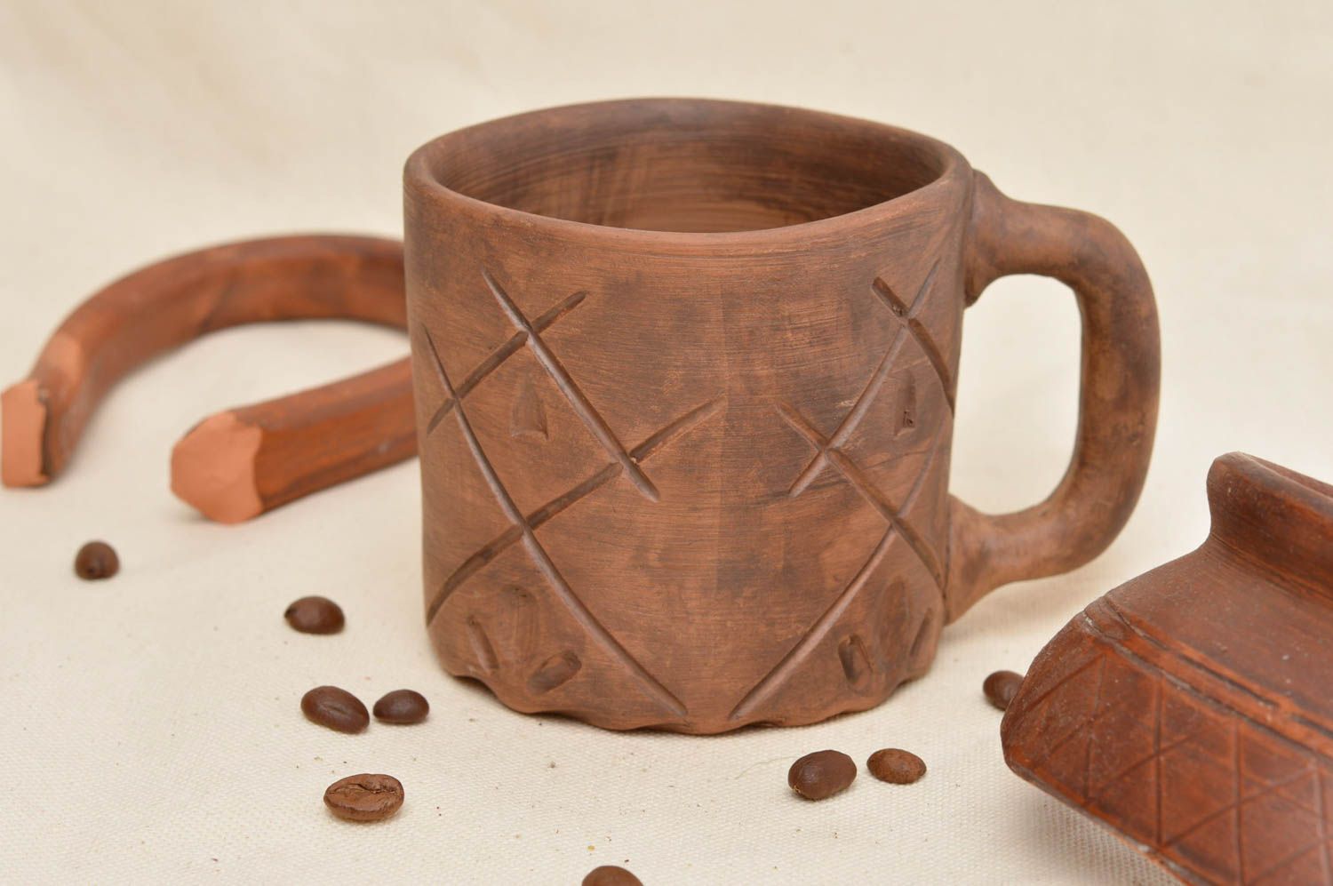 Глиняная чашка коричневая с узорами красивая небольшая ручной работы подарок фото 1