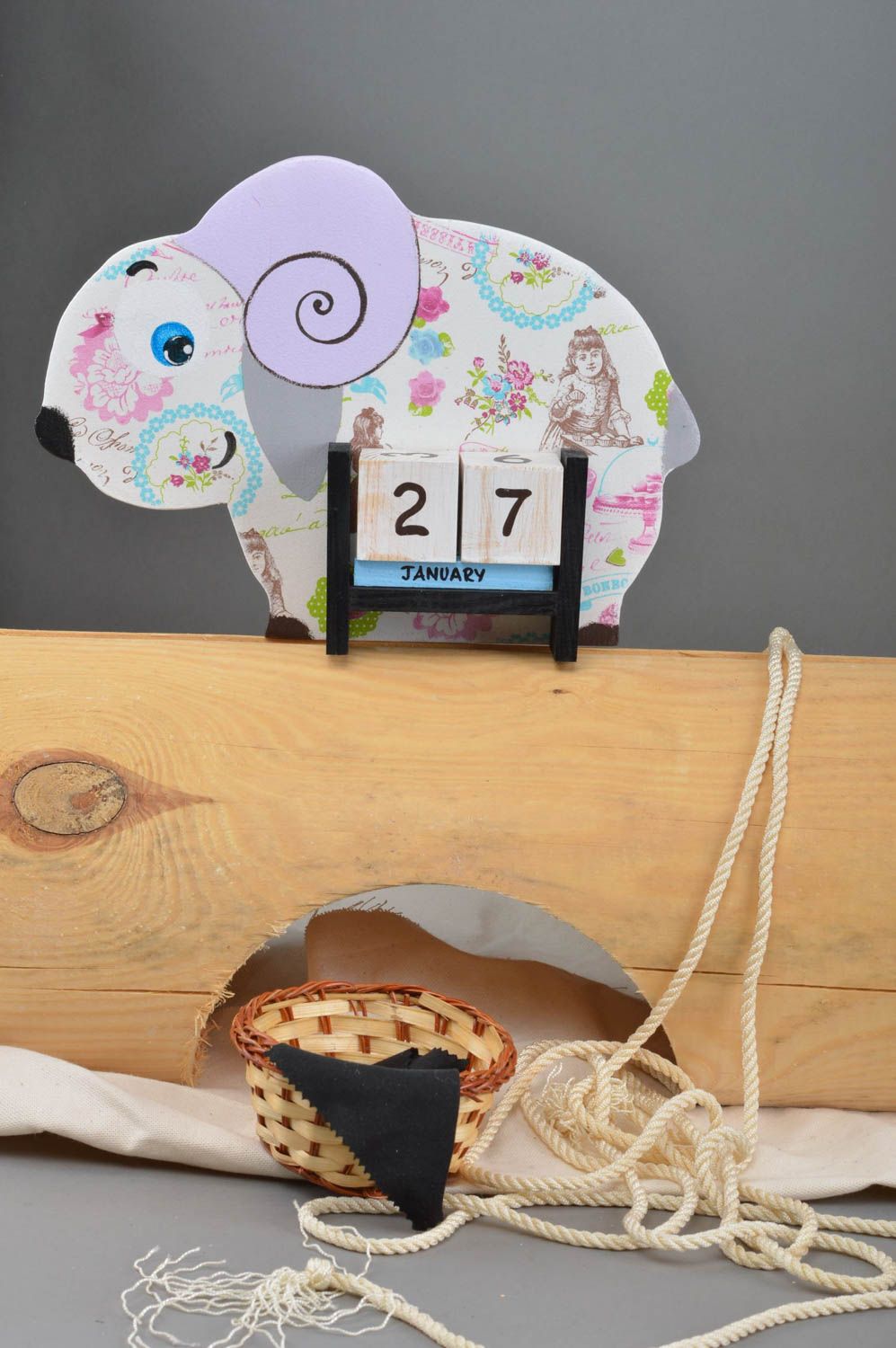 Holz Tischkalender für Kinder in Form von grellem Schaf handmade Decoupage  foto 1