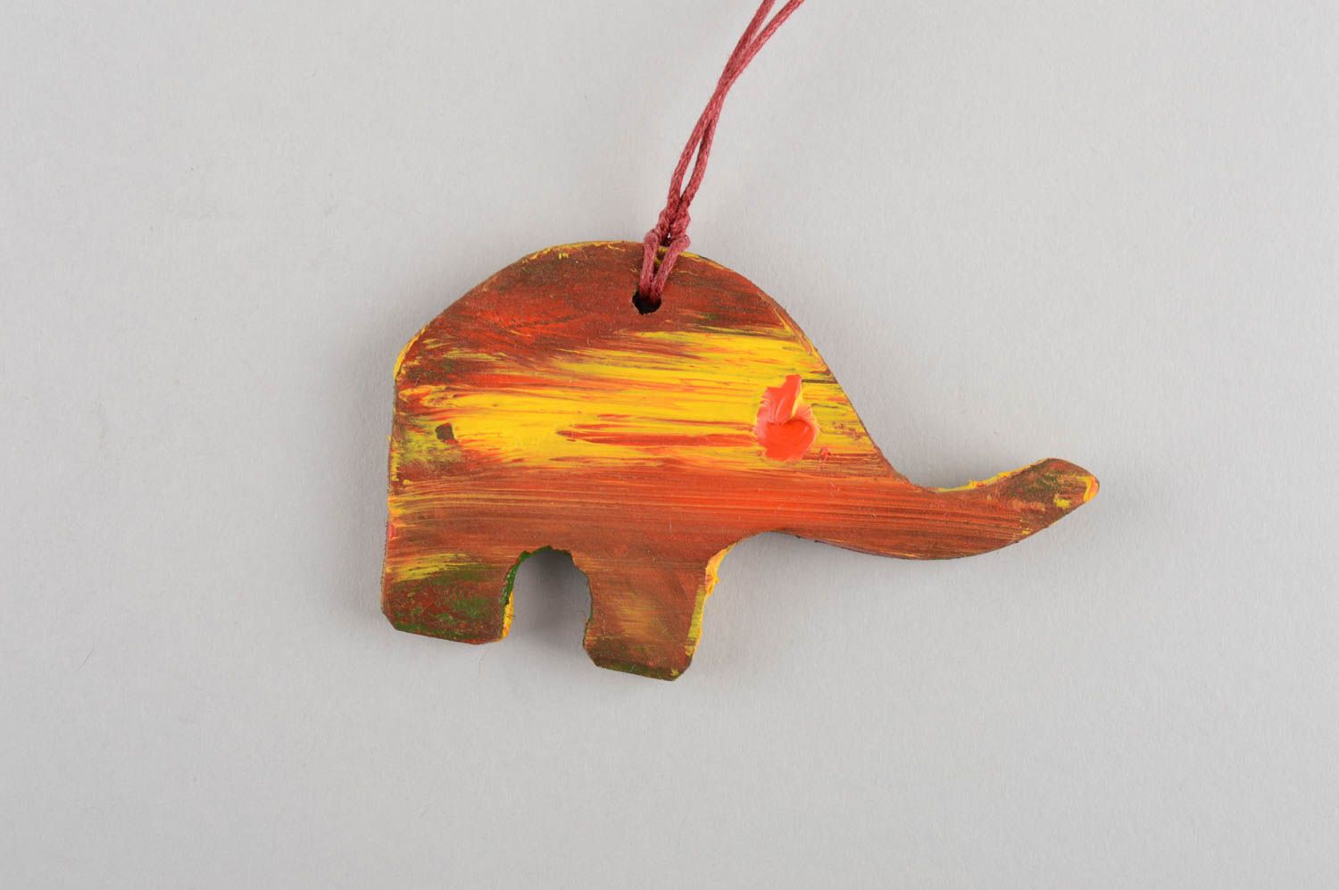 Pendentif en bois Éléphant peint de couleurs acryliques fait main sur lacet photo 3