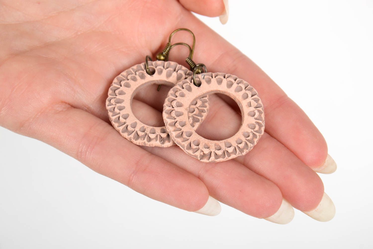 Boucles d'oreilles en céramique Bijou fait main anneaux en relief Cadeau femme photo 2