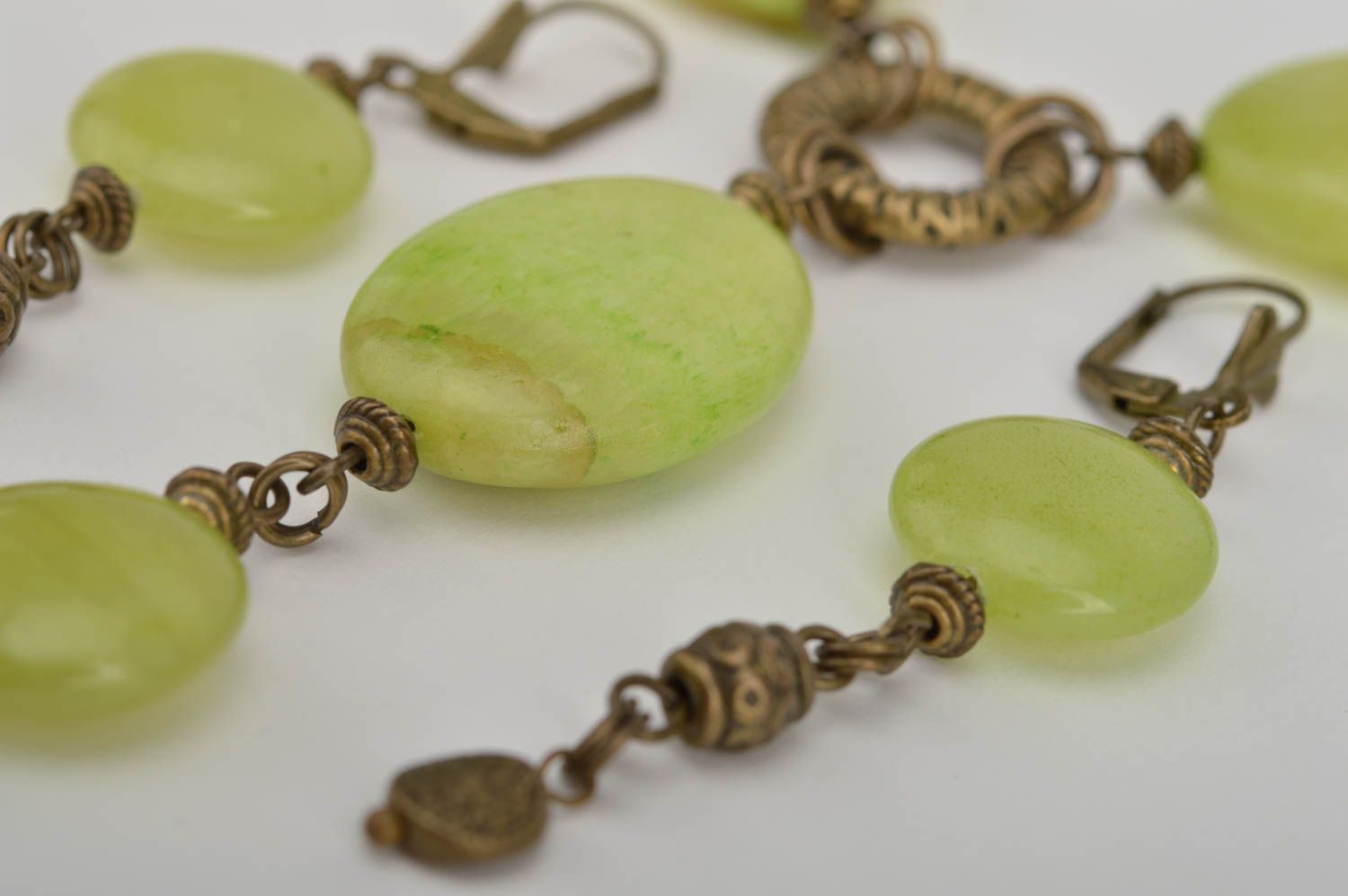 Boucles d'oreilles et collier métalliques avec perles fantaisie faits main photo 4