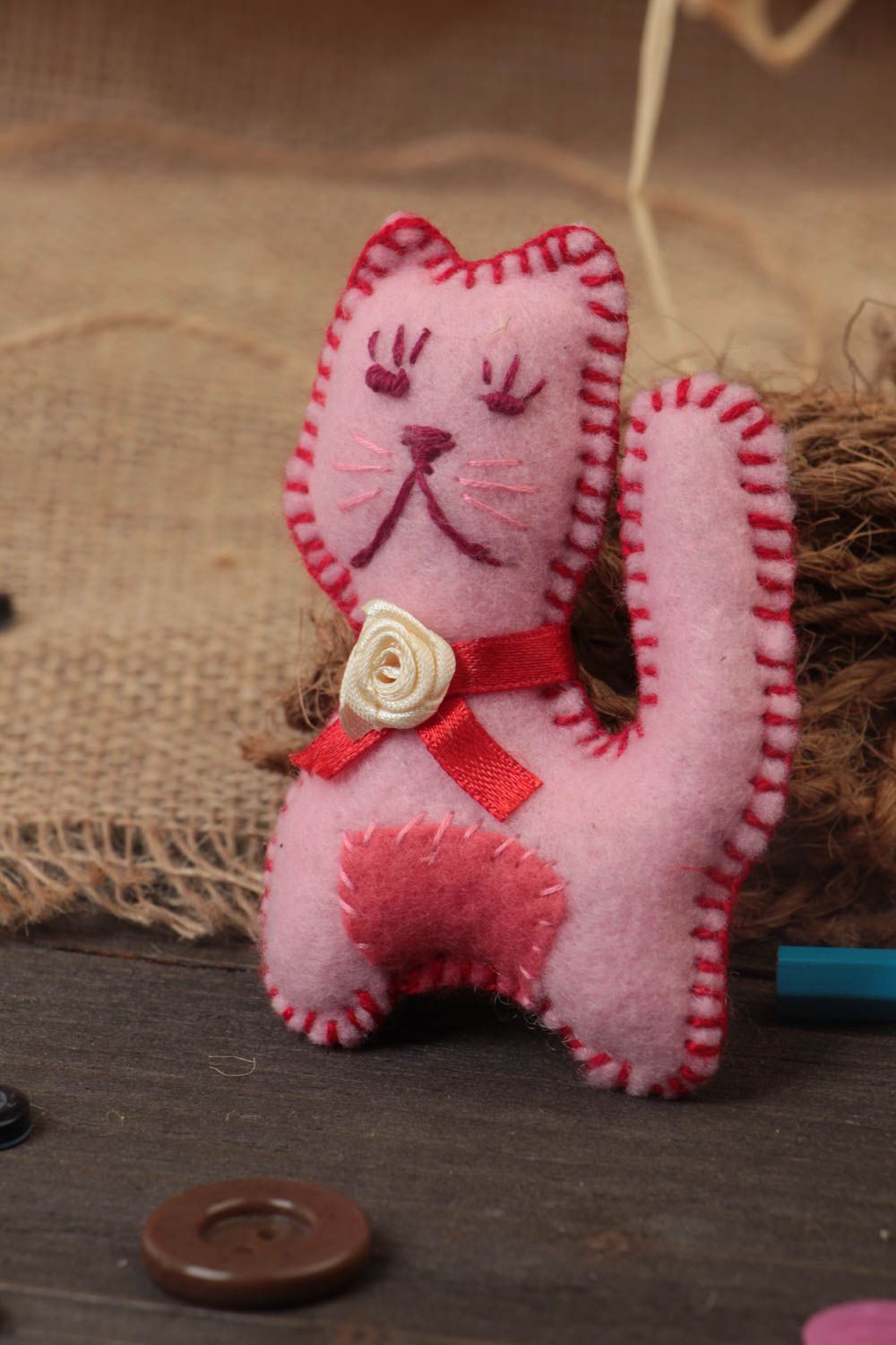 Handmade Stoff Kuscheltier Katze aus Filz weich rosa klein schön künstlerisch foto 1