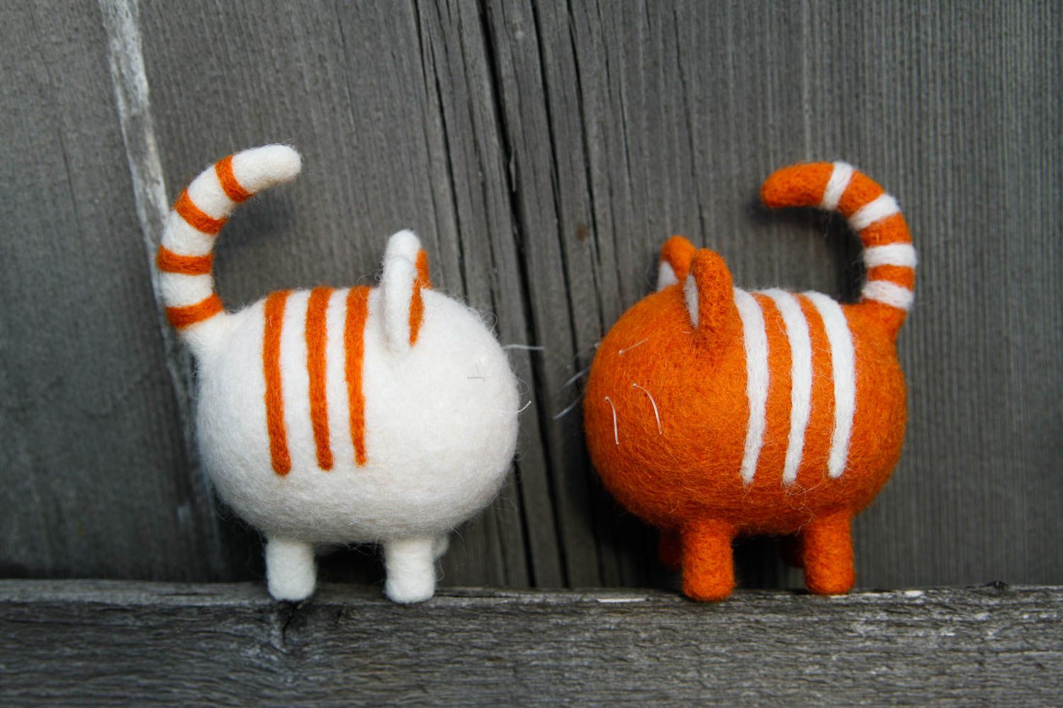 Peluches chats Jouets faits main en laine feutrée 2 pièces Cadeau enfant photo 1