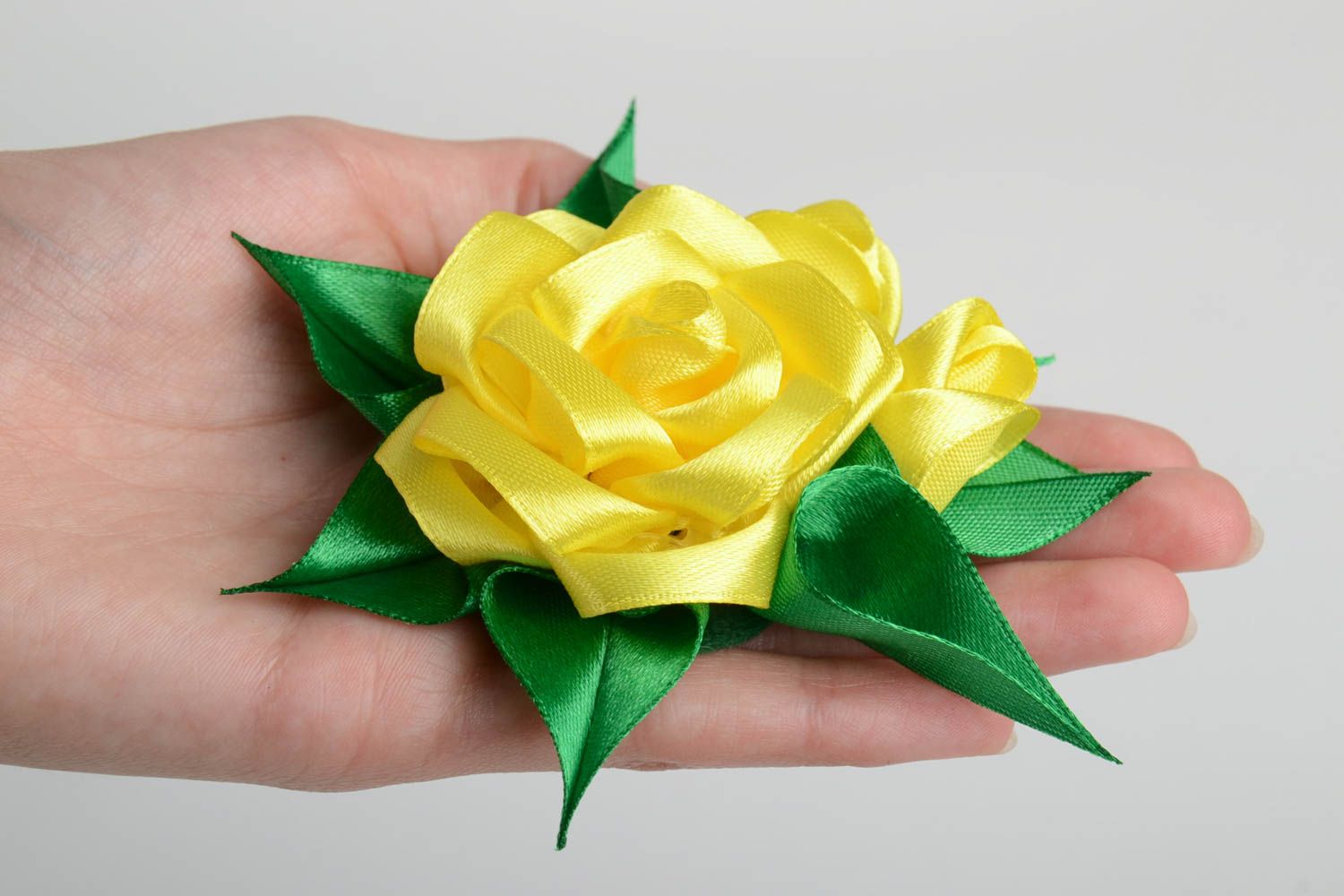 Gelbe schöne originelle handgemachte Brosche Blume in Kanzashi Technik foto 4