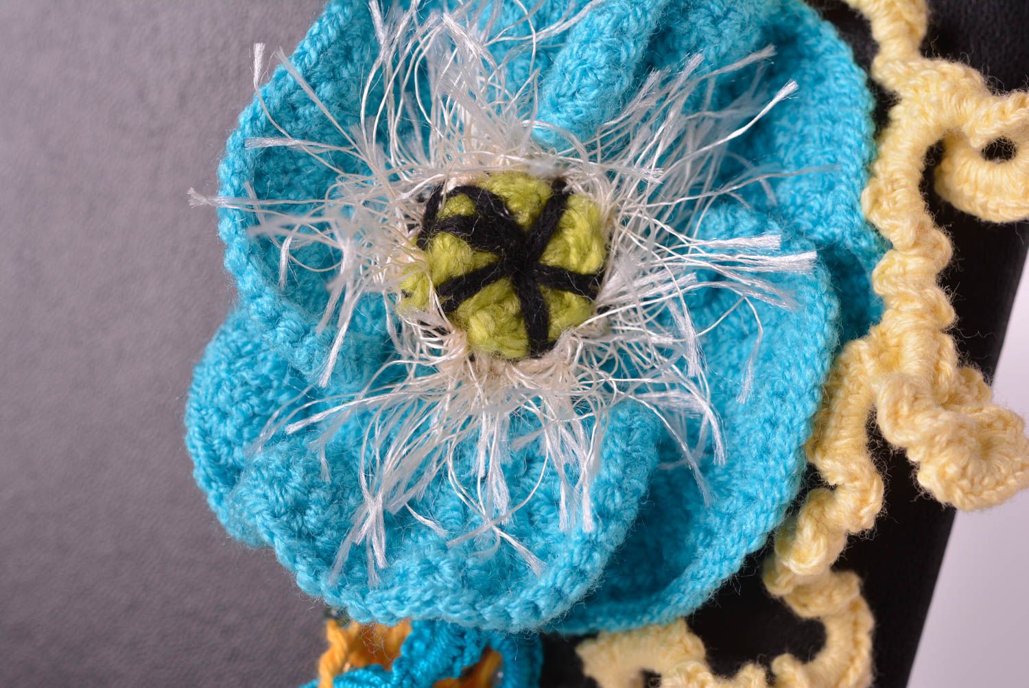 Колье ручной работы украшение из бусин колье из ниток вязаное с голубым цветком фото 4