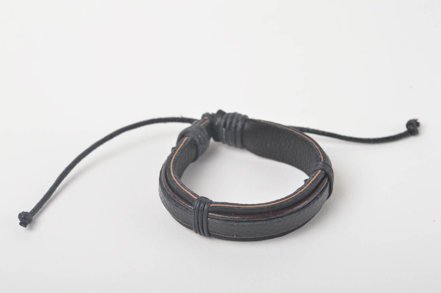 Bracelet cuir Bijoux fait main foncé avec lacets Accessoires cuir design photo 2