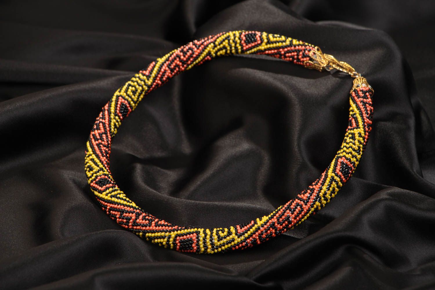 Жгут из бисера шейное украшение ручной работы плетеное с орнаментом зигзаг фото 1