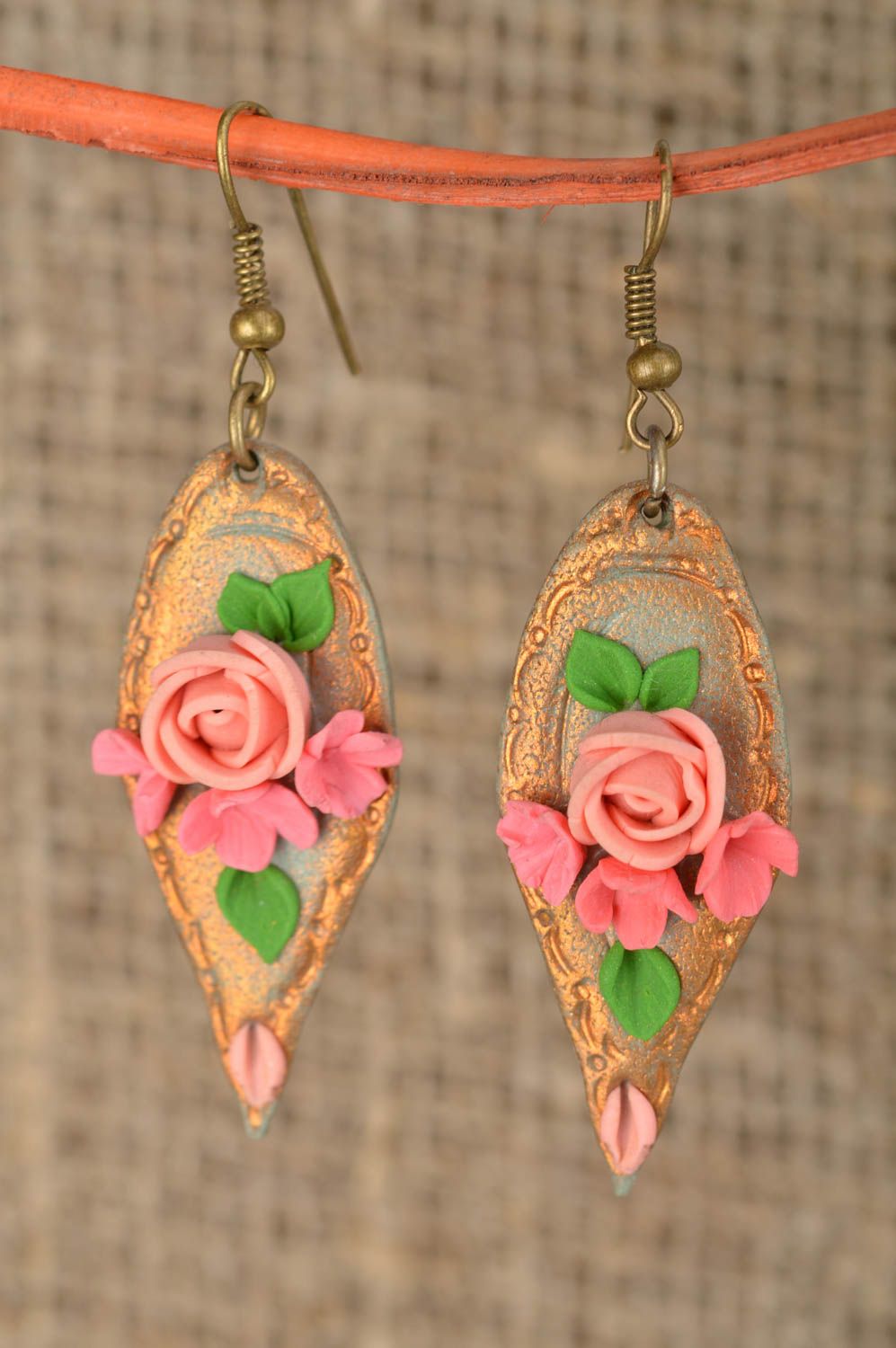 Boucles d'oreilles en pâte polymère pendantes faites main avec roses roses photo 1
