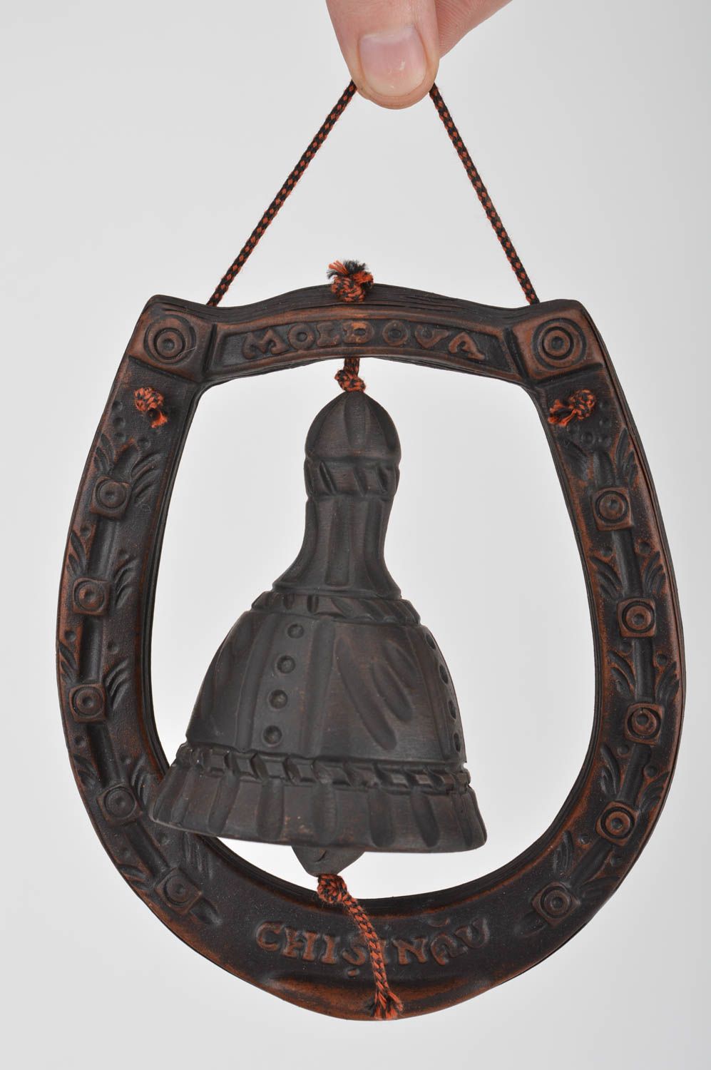 Глиняная подкова ручной работы коричневого цвета небольшая с колокольчиком фото 3