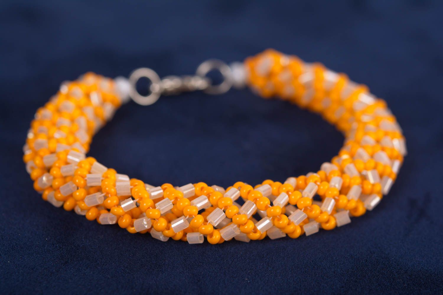 Grelles Sommer Armband aus Glasperlen weiß orange weiblich originell Handarbeit foto 1