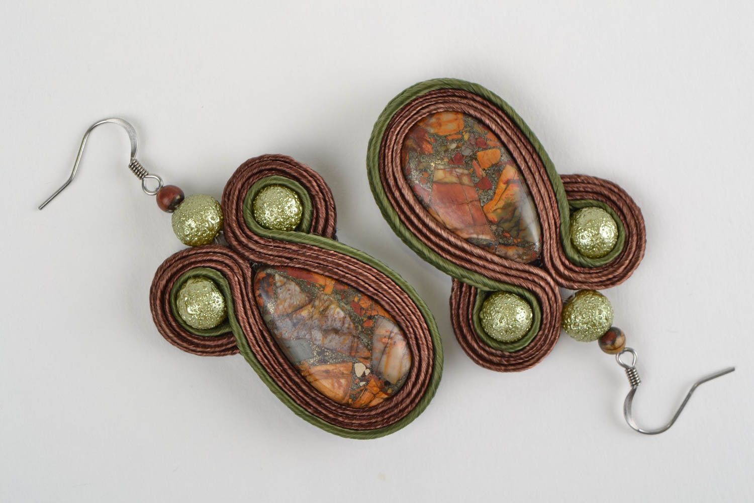 Schöne handmade Soutache Ohrringe mit echten Steinen künstlerischer Damenschmuck foto 3