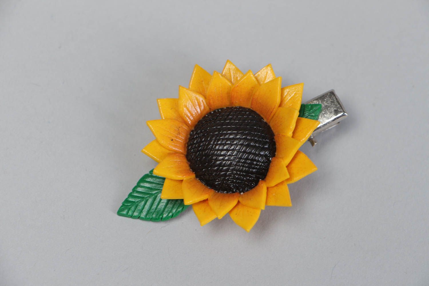 Handgemachte Haarklammer mit Blumen aus Polymerton in Form der Sonnenblume foto 2