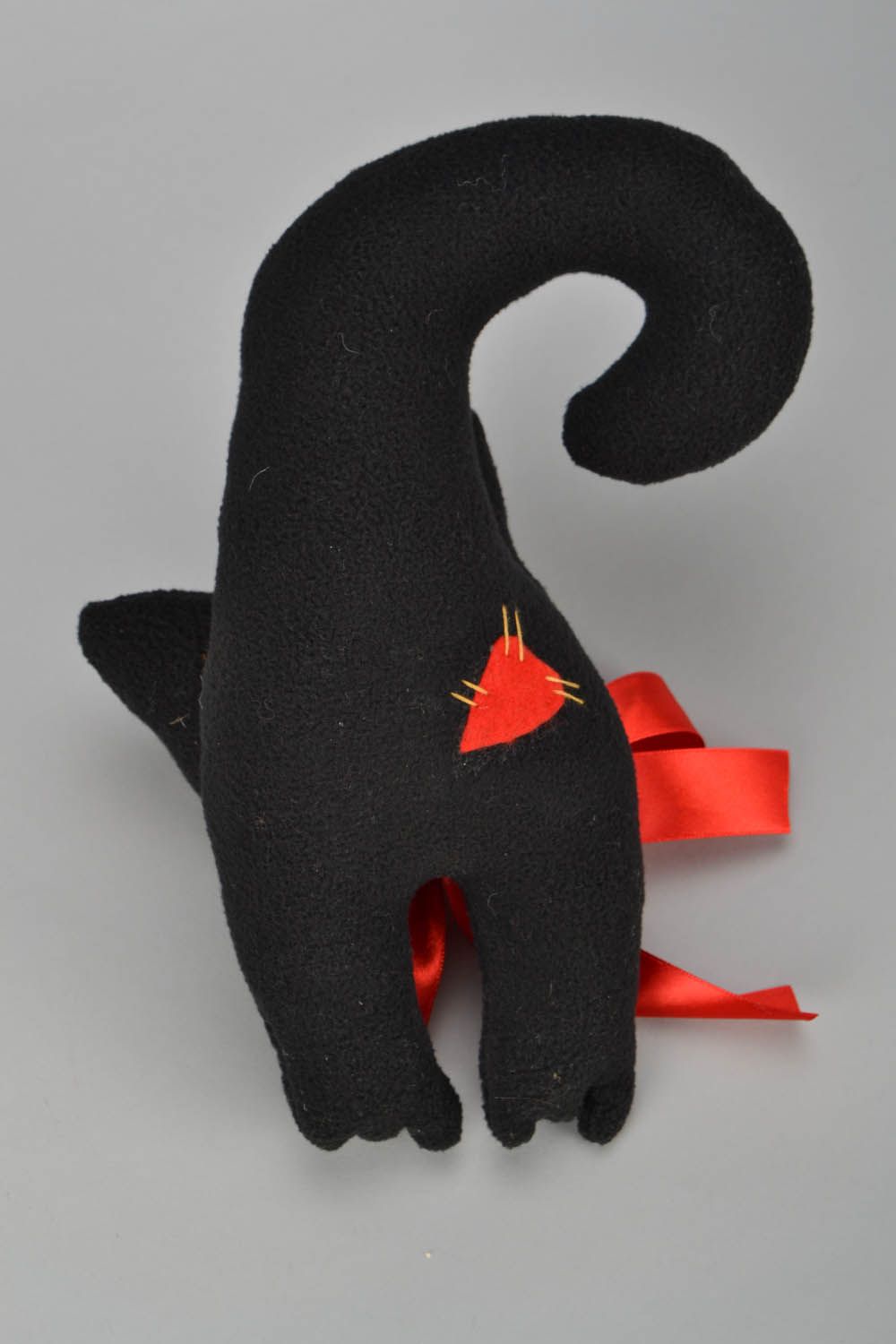 Brinquedo de tecido Gato com cauda na forma de um gancho foto 5