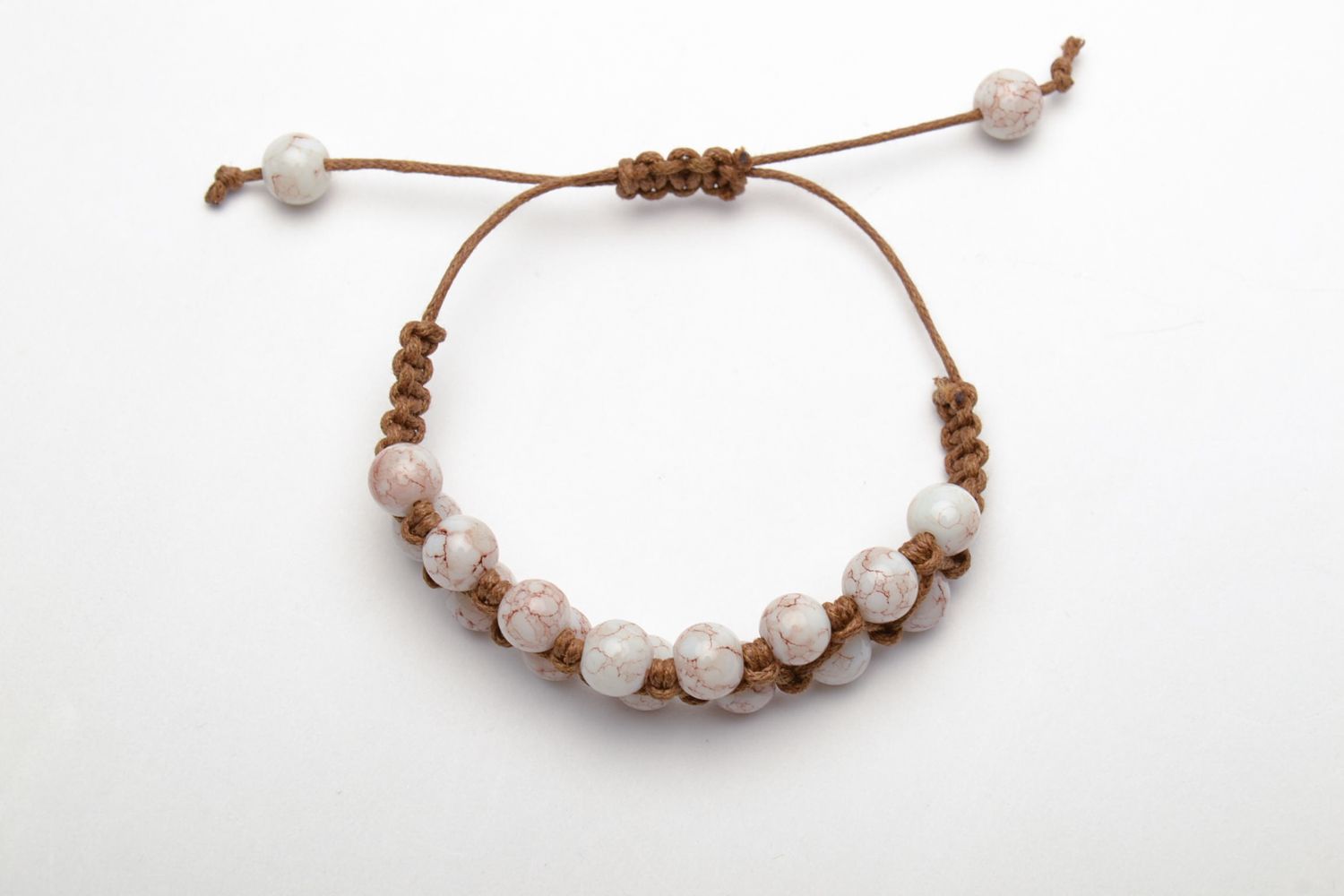 Bracelet en perles en plastique blanches et cordelette fait main pour femme  photo 2