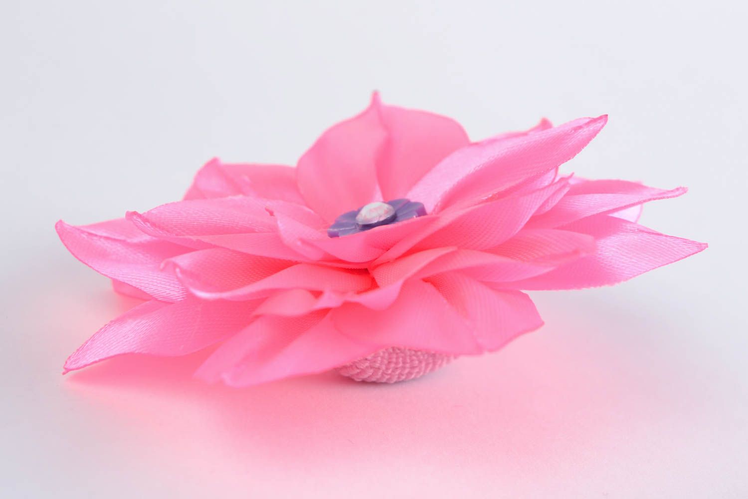 Künstlerischer rosa Haargummi mit Blume aus Atlasbändern handmade Schmuck foto 4