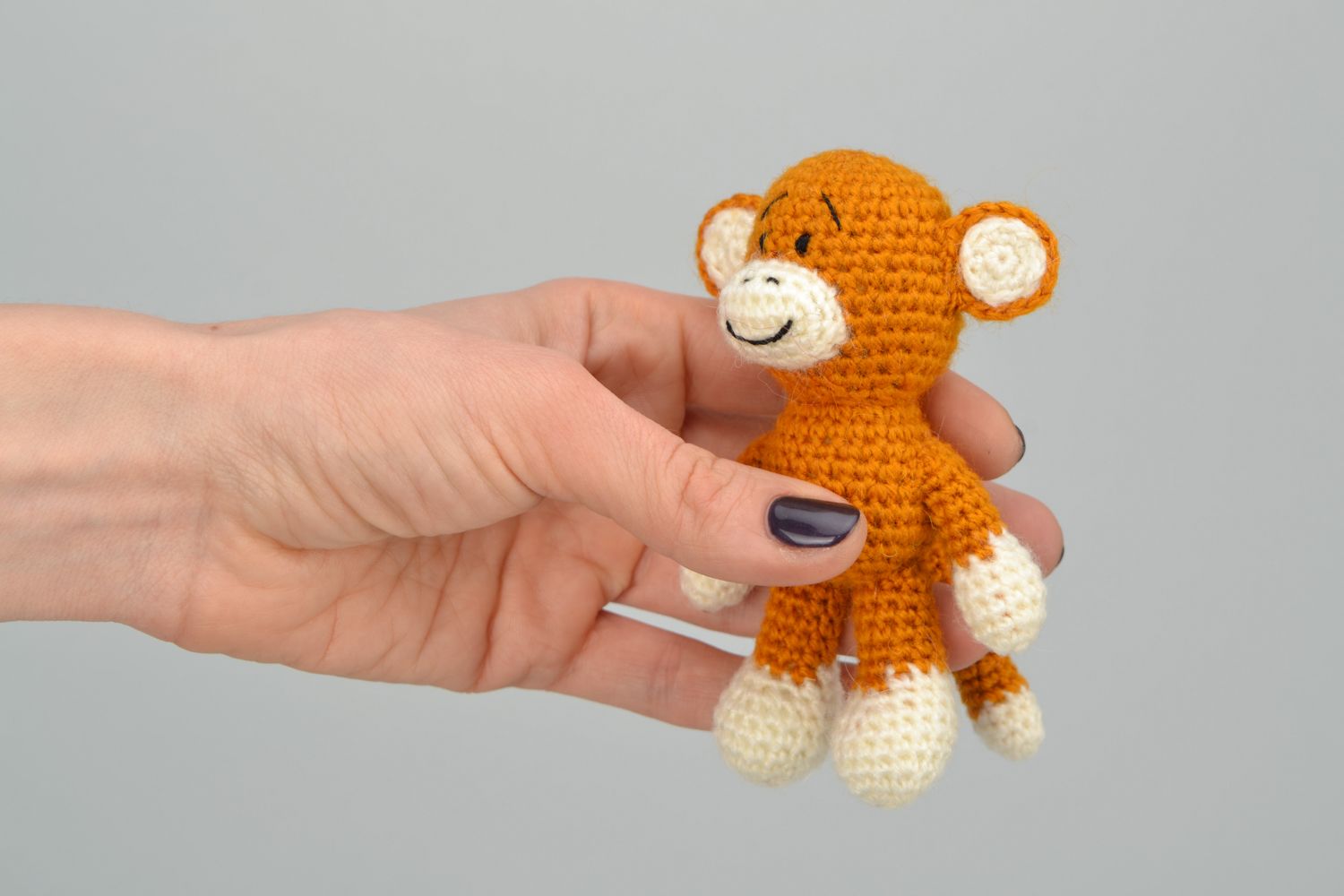 Мягкая вязаная игрушка обезьянка и шерсти фото 2