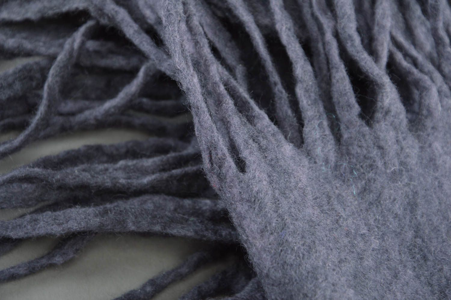 Bufanda tejida a mano de lana en técnica de fieltro bonita gris original larga foto 3