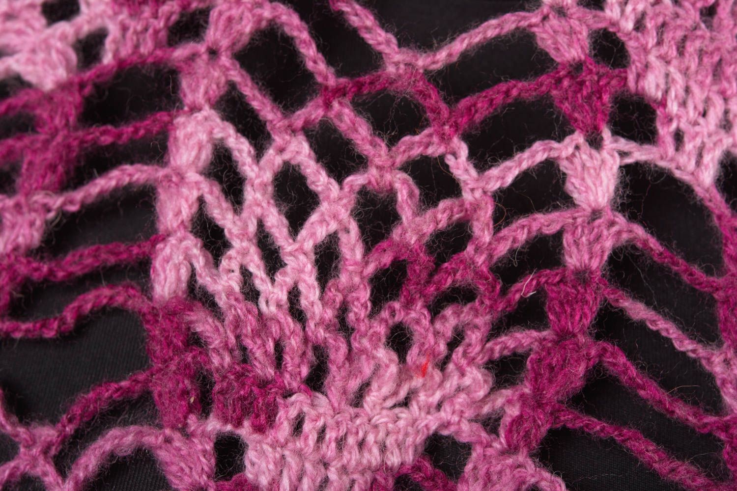 Châle tricoté avec des aiguilles fait main en laine ajouré rose cadeau femme photo 4