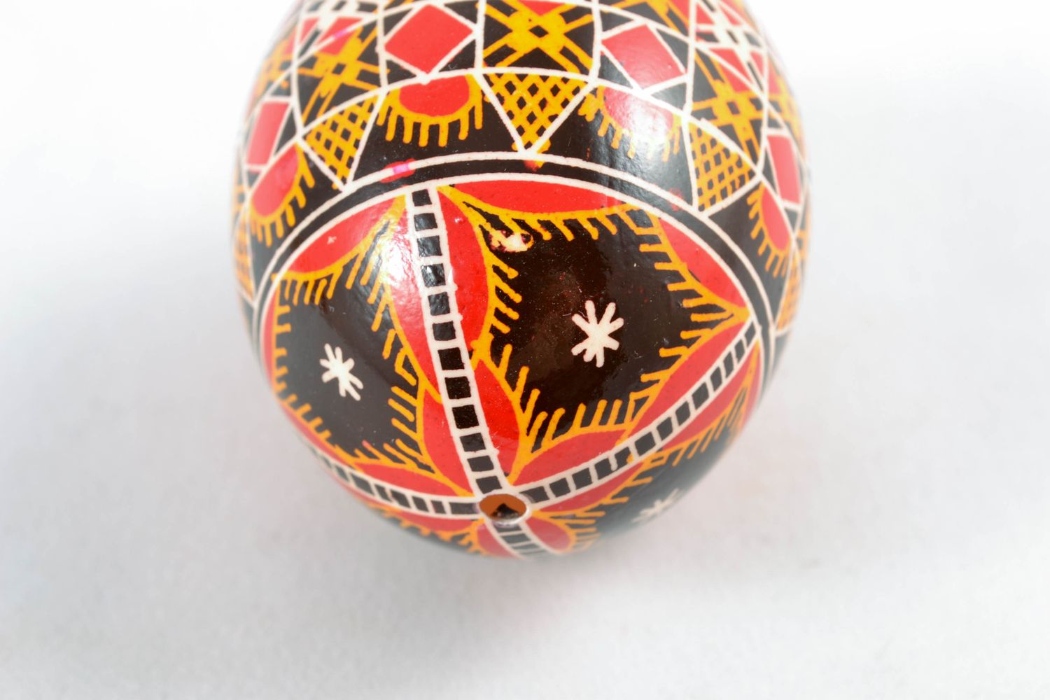 Oeuf décoratif de Pâques fait main avec symboles sacraux photo 3
