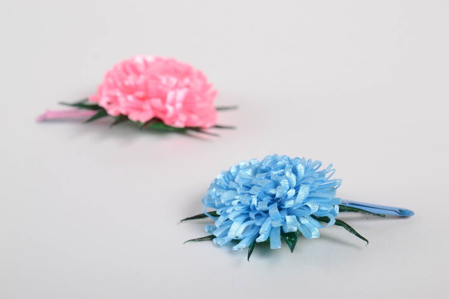 Набор заколок для волос в виде цветов из лент 2 штуки голубая и розовая хэндмэйд фото 3