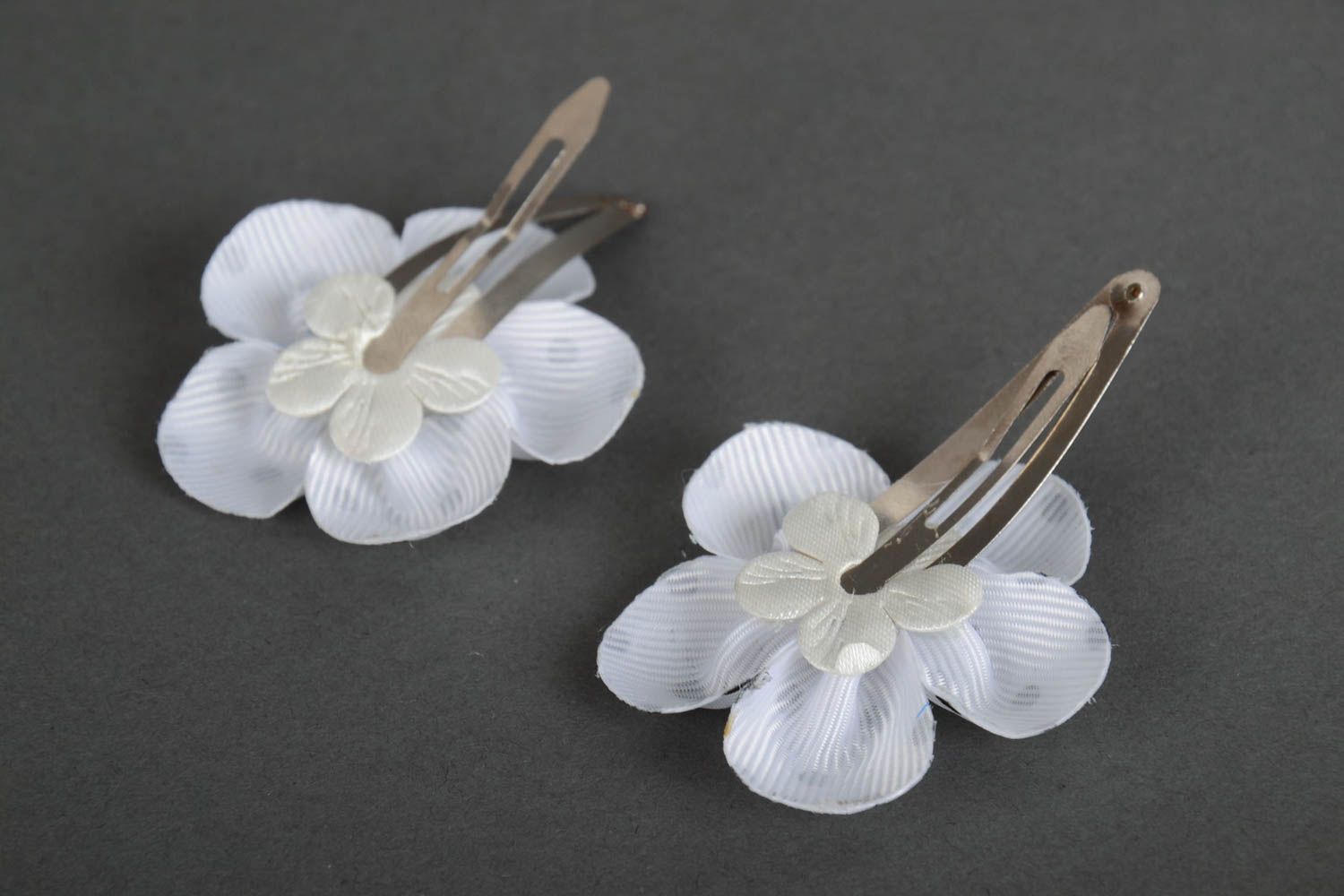 Set of 2 homemade hair clips with white and black polka dot ribbon flowers photo 3