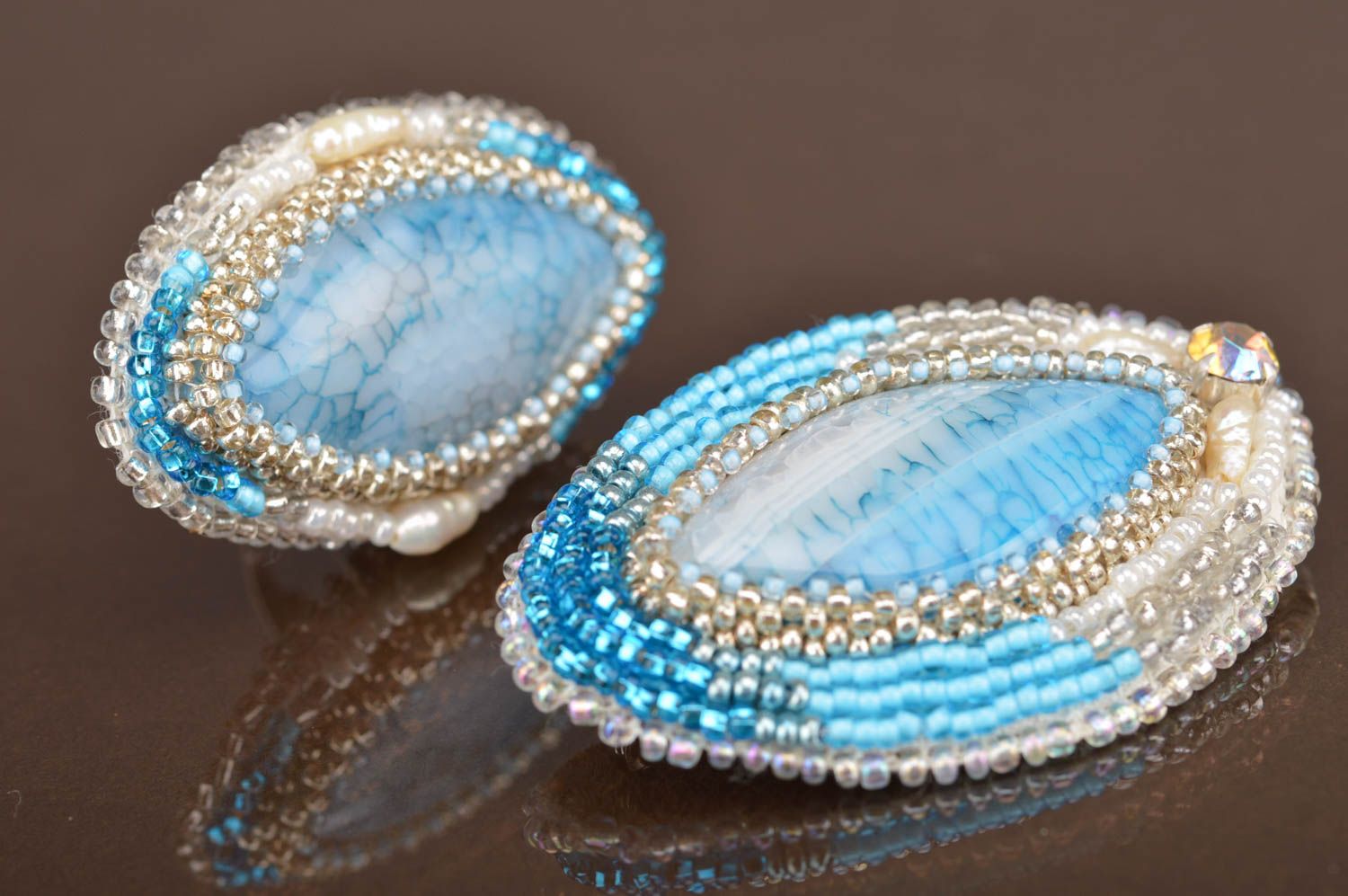 Conjunto de bisutería artesanal de abalorios y ágata anillo y broche azules foto 4