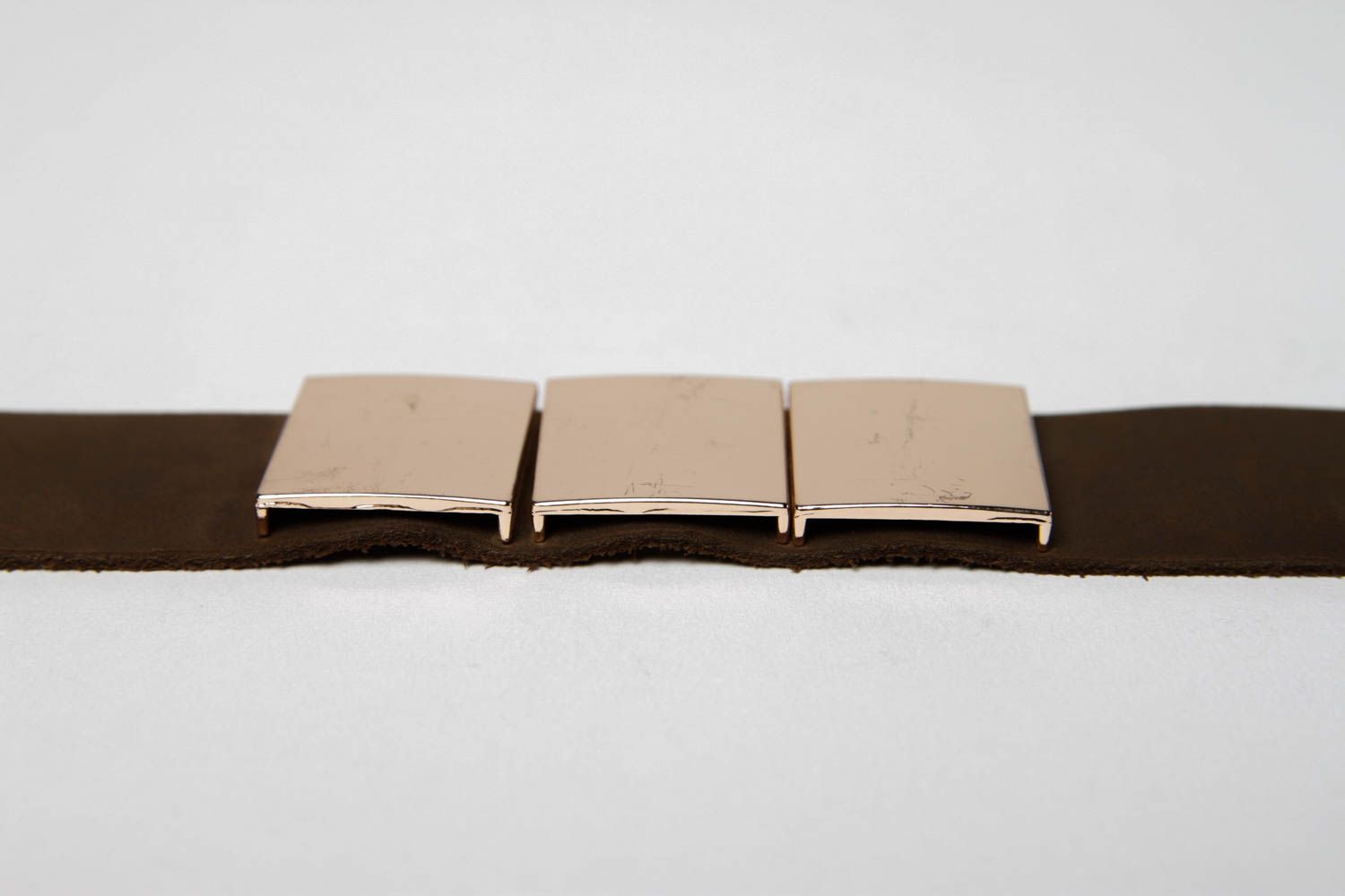 Handmade breites Armband aus Leder Designer Schmuck Accessoire für Frauen dunkel foto 4