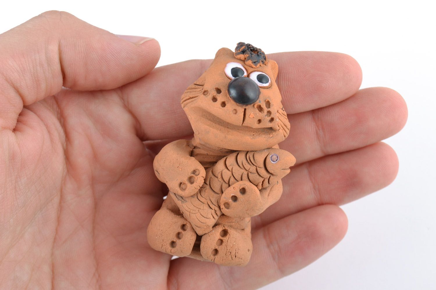 Figura artesanal de cerámica gato con pez modelada a mano de arcilla roja foto 2