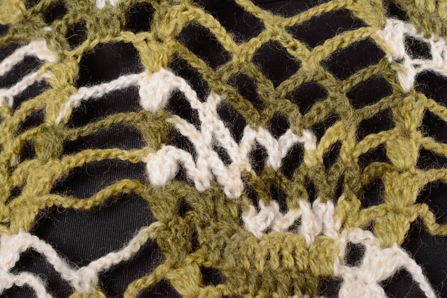 Вязаная накидка шерстяная шаль спицами ручной работы белое с зеленым фото 4