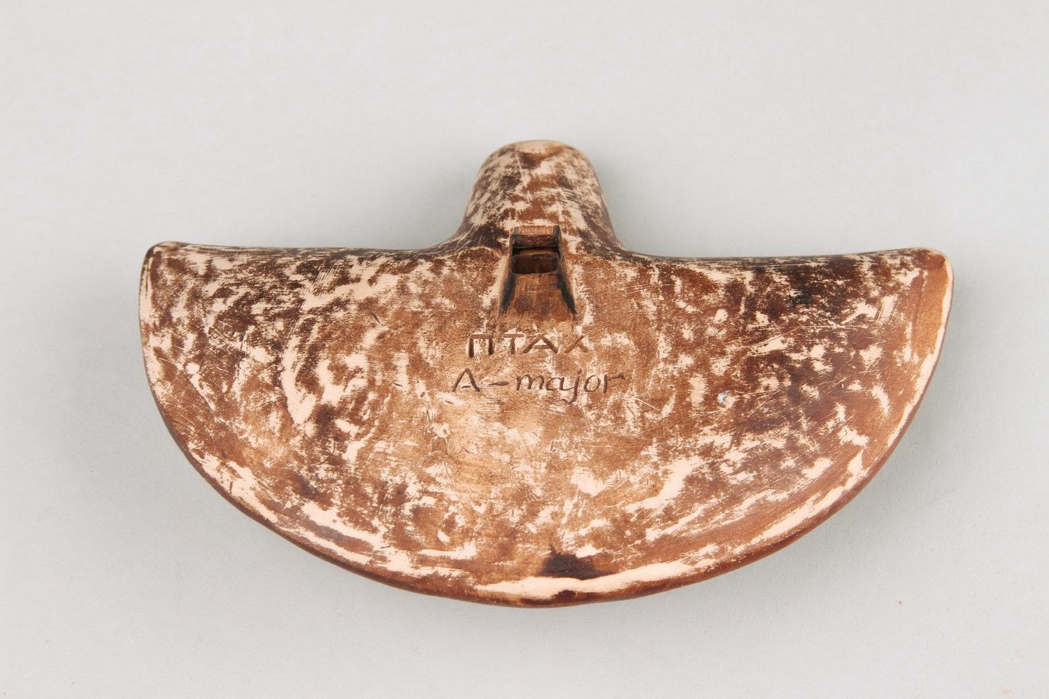 Ocarina, flauta - silbato de arcilla con escudo foto 5