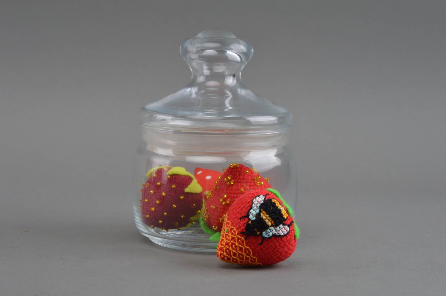 Petit jouet mou décoratif fait main en forme de fraise en canevas avec broderie  photo 1