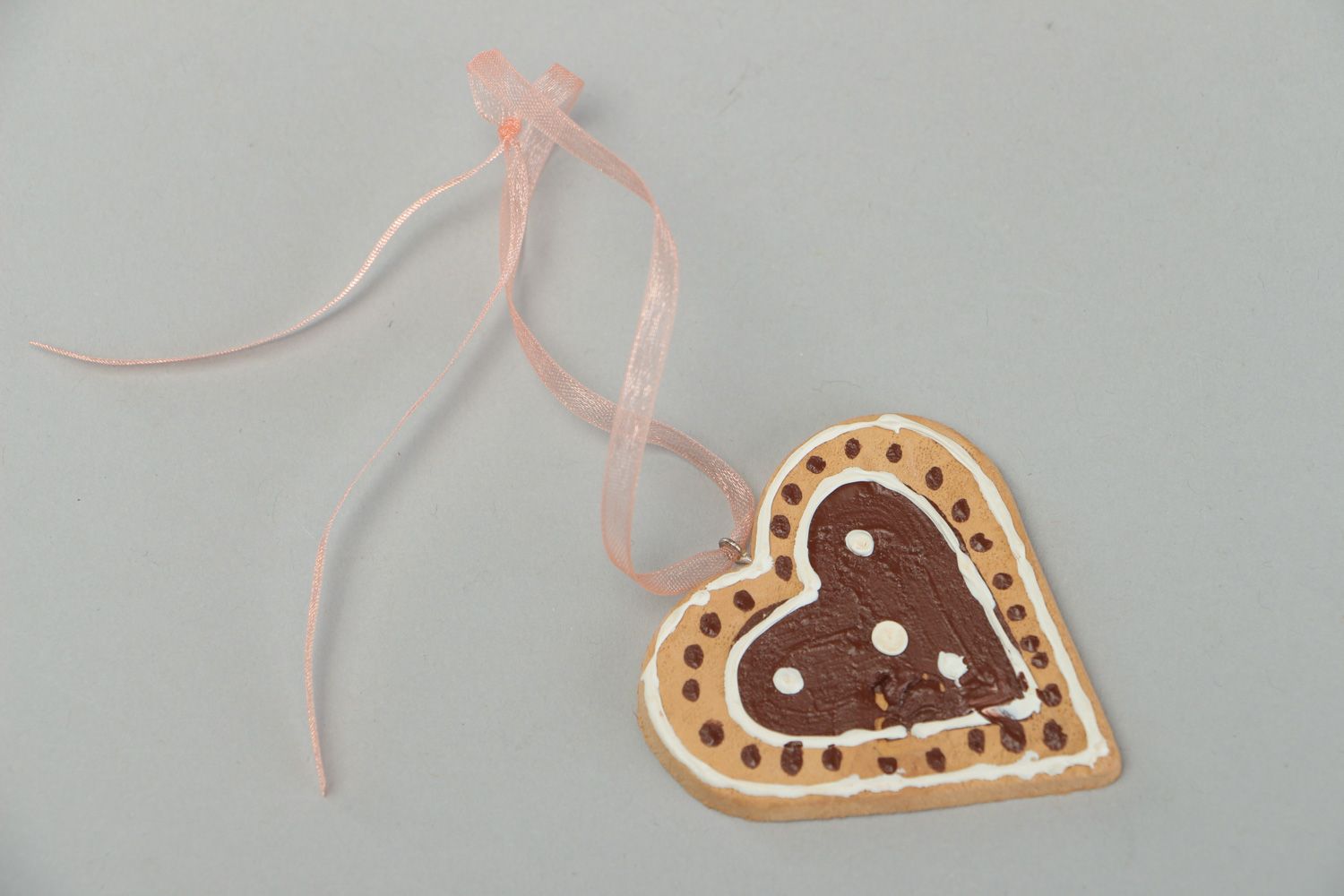 Suspension décorative en pâte polymère faite main Biscuit en forme de cœur photo 1