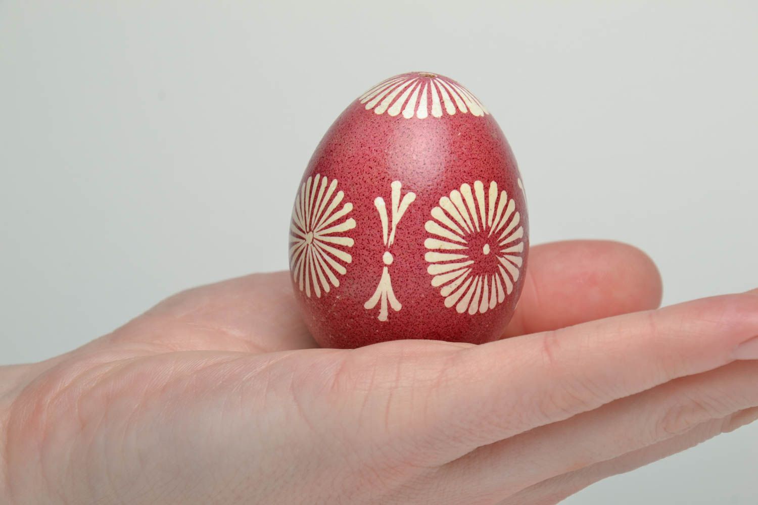 Oeuf de Pâques décoratif fait main original peint rouge avec beau motif photo 5