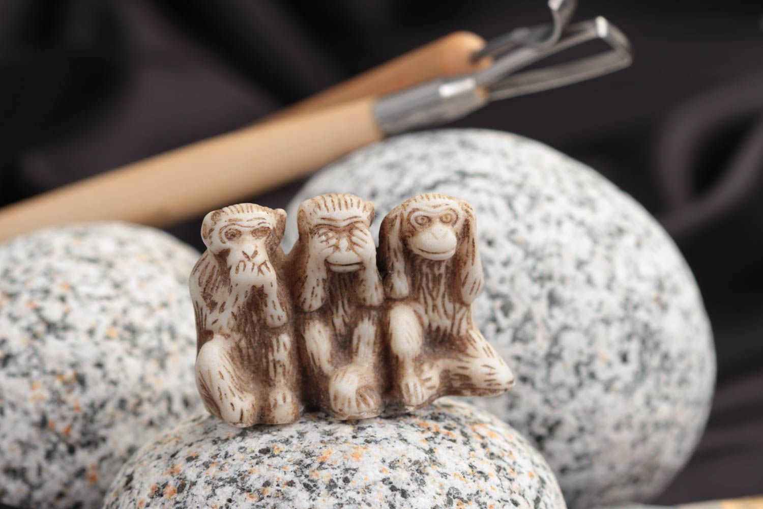 Фигурка три обезьяны из мраморной пудры небольшая светлая литая ручной работы фото 1