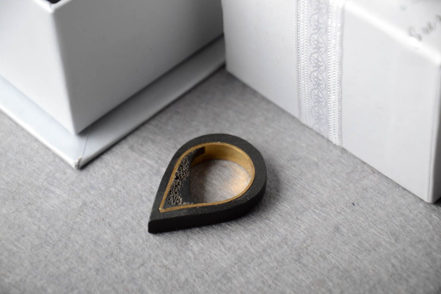Кольцо ручной работы кольцо из латуни и бетона эксклюзивное кольцо черное
 фото 1