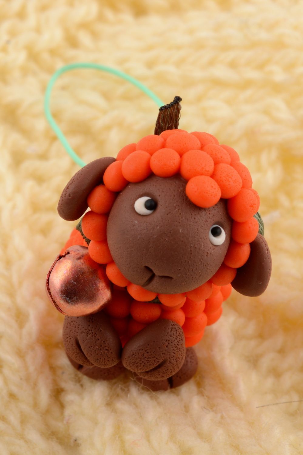 Handmade Designer Schlüsselanhänger Schaf aus Polymerton klein mit Schnur  foto 1