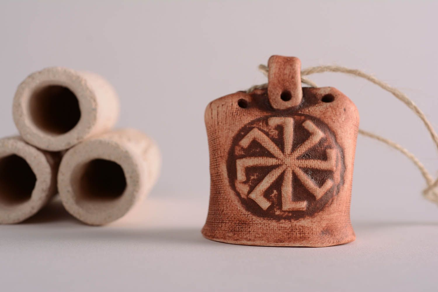 Amuleto-sino feito de barro decorado com tintas minerais naturais Grozovik foto 1