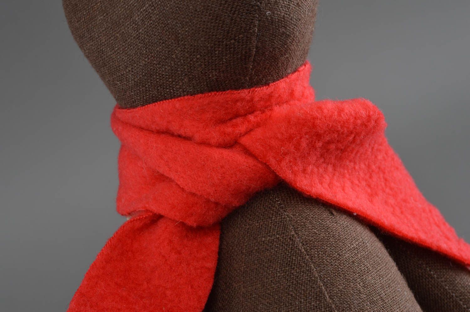 Игрушка из льна коричневый мягкий мишка с красным шарфом для детей ручная работа фото 5