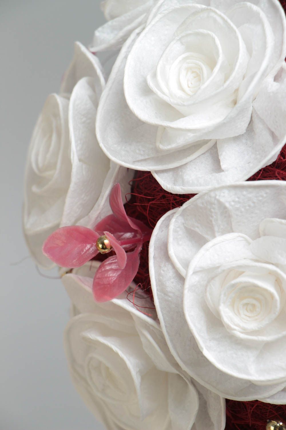 Topiario artesanal de sisal y flores blancas con cuentas de tamaño mediano foto 3