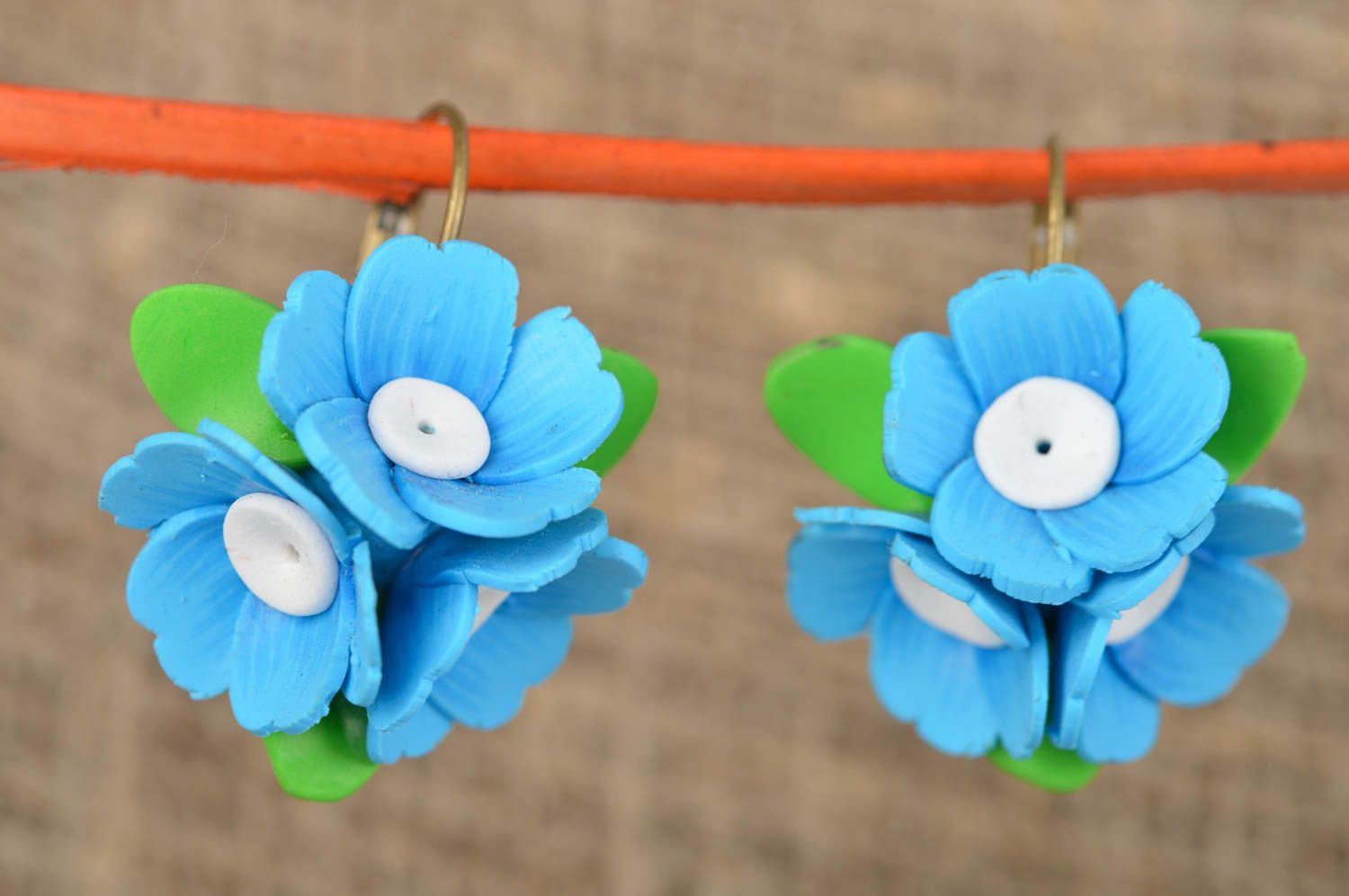Jolies boucles d'oreilles fleurs faites main pendantes en pâte polymère bleues photo 1